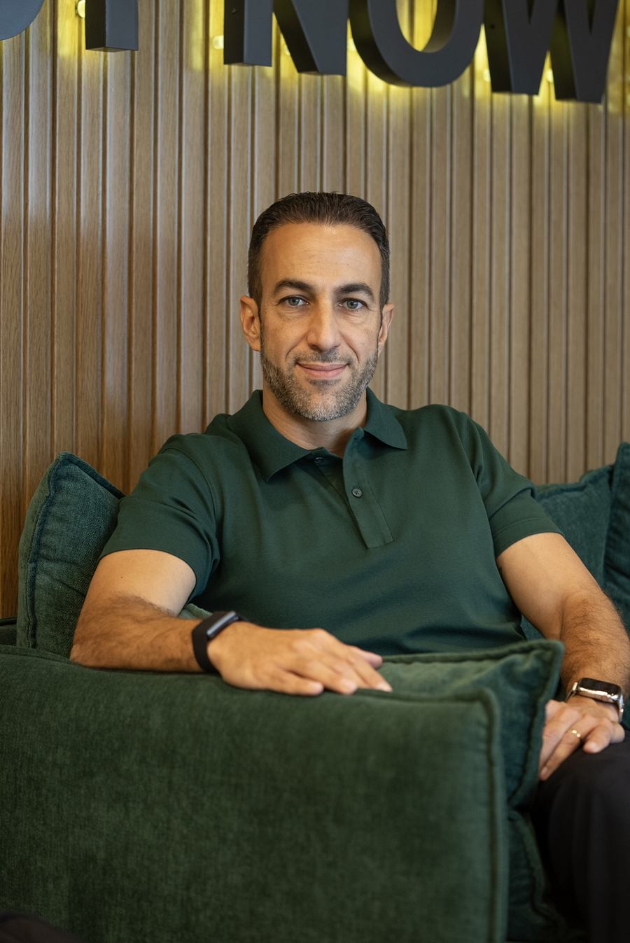 איציק עוז יושב על ספה במשרד